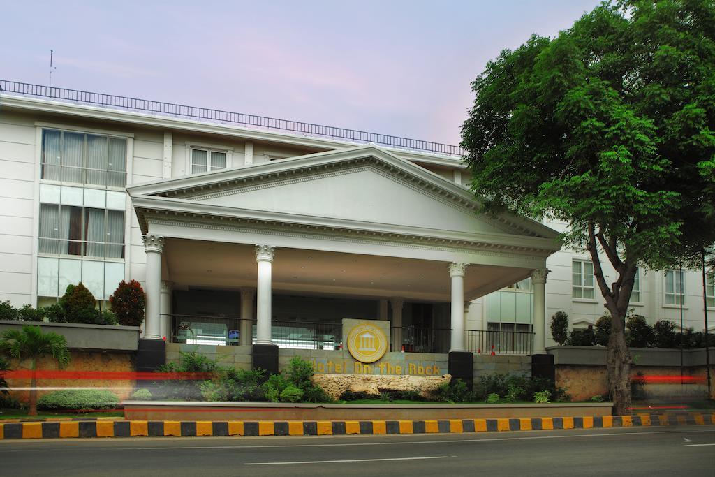 Hotel On The Rock Kupang  Exteriör bild